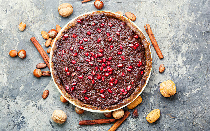 Γιορτινή σοκολατόπιτα με ρόδι