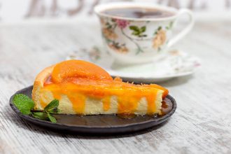 Ελαφρύ cheesecake με μαρμελάδα βερίκοκο