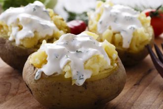 Ψητές πατάτες γεμιστές με τυρί