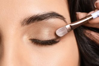 Πώς να βάψεις τα μάτια σου αν δεν έχεις κοιμηθεί αρκετά το βράδυ