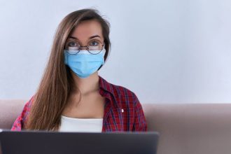 Τι να κάνω για να μην θολώνουν τα γυαλιά μου όταν φοράω μάσκα;