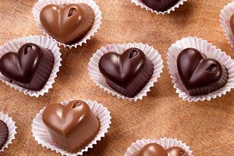 Σοκολατάκια σε σχήμα καρδιάς με δύο μόνο υλικά