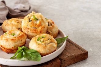 Αλμυρά μάφιν με σκόρδο και μοτσαρέλα