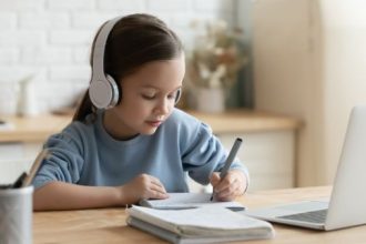 Σύνδρομο Αϊνστάιν: Γιατί κάποια παιδιά αργούν να μιλήσουν;