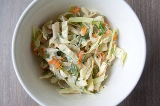 Σαλάτα λάχανο – καρότο με σως γιαουρτιού