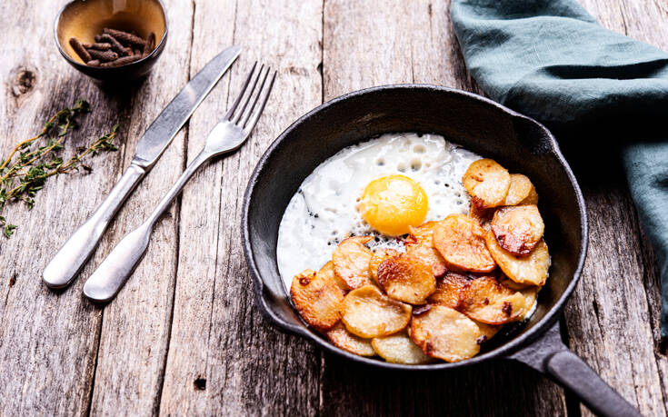 Τηγανητές πατάτες με αυγά μάτια