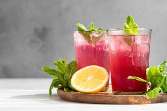 Σπιτική λεμονάδα με λεβάντα και ιβίσκο