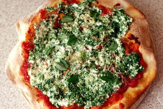 Σπιτική πίτσα με σπανάκι