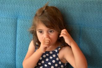 Πώς θα σταματήσει το παιδί να πιπιλάει το δάχτυλό του;