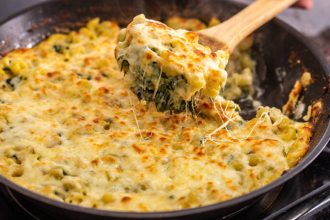 Μακαρόνια φούρνου με σπανάκι και αγκινάρες