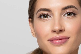 Επιδερμίδα άνω των 40: Το ιδανικό καθημερινό λουκ σε 5’