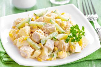 Kοτοσαλάτα με ανανά