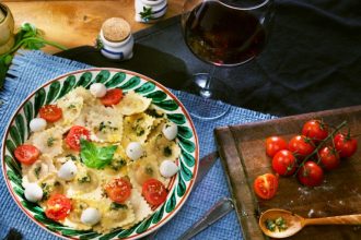 Ραβιόλια με σάλτσα πέστο, σπανάκι και ντοματίνια