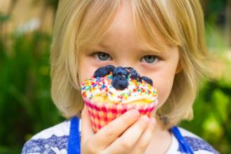 Ζάχαρη: 2 υγιεινές εναλλακτικές για το παιδικό γεύμα