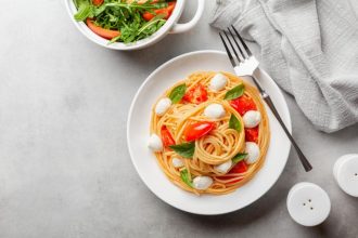 Μακαρονοσαλάτα με μοτσαρέλα