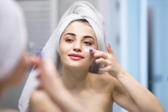 Τι πρέπει να κάνετε κάθε βράδυ για να ξυπνάτε λαμπερές;