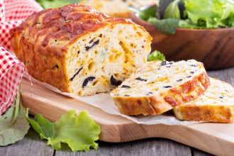 Αλμυρό κέικ με λαχανικά και φέτα