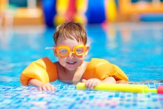 Σε ποια ηλικία μπορεί να ξεκινήσει ένα παιδί κολύμβηση;