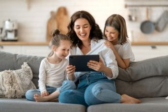 Τα παιδιά μαθαίνουν περισσότερα από εμάς, παρά από τις οθόνες