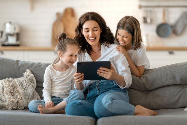 Τα παιδιά μαθαίνουν περισσότερα από εμάς, παρά από τις οθόνες