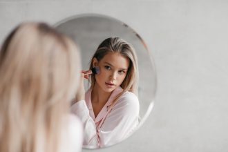 Ποια η διαφορά ανάμεσα στο bronzer με το contour και πώς τα εφαρμόζουμε σωστά;