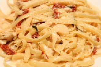 Μακαρονάδα με κοτόπουλο και λιαστή ντομάτα