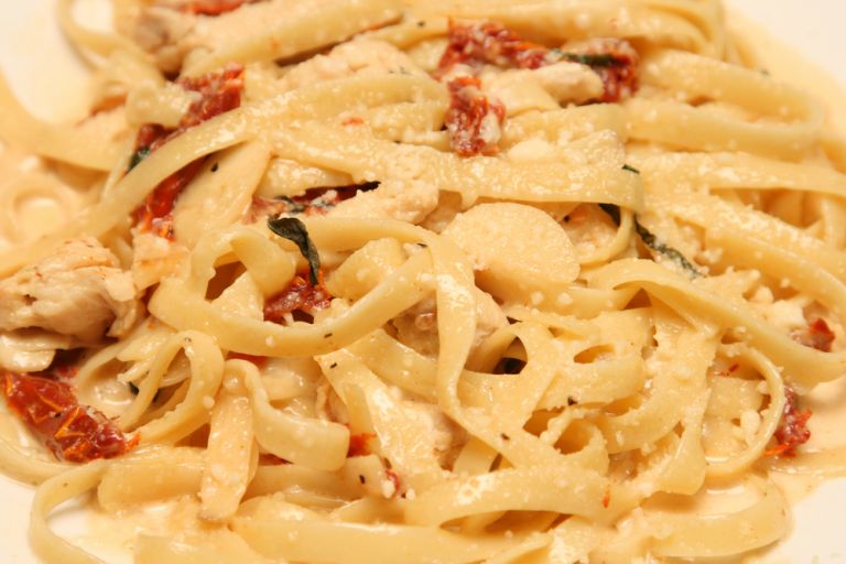 Μακαρονάδα με κοτόπουλο και λιαστή ντομάτα