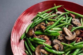 Φασολάκια και μανιτάρια με κρασί