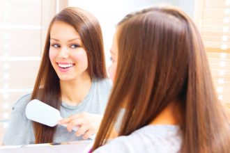 Πώς η αλόη βέρα σας βοηθά να αποκτήσετε μεταξένια και λαμπερά μαλλιά