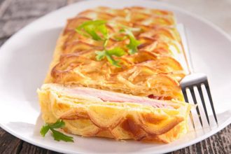 Ζαμπονοτυρόπιτα με σφολιάτα