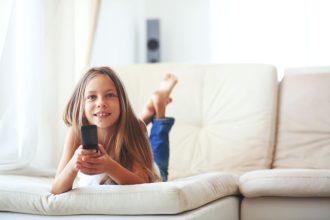 Από ποια ηλικία και μετά μπορούν τα παιδιά να μείνουν μόνα τους στο σπίτι;