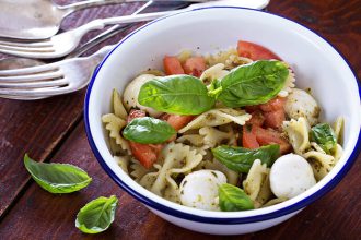 Εύκολη σαλάτα καπρέζε με ζυμαρικά