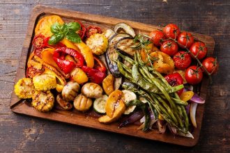 Ψητές μελιτζάνες και λαχανικά εποχής στο γκριλ