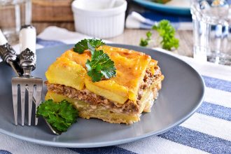 Σπιτική κιμαδόπιτα με μπεσαμέλ