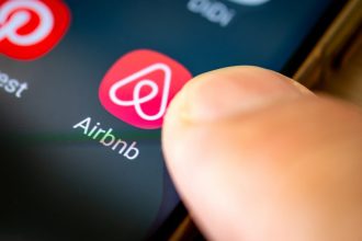Airbnb: Έρχεται επιπλέον «χαράτσι» 600 ευρώ για τους ιδιοκτήτες