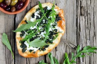 Πίτσα με κατσικίσιο τυρί και σάλτσα πέστο