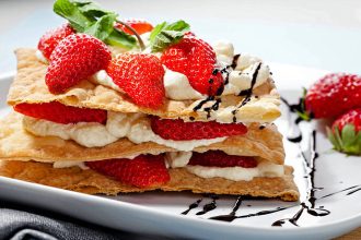 Σπιτικό μιλφέιγ με φράουλες