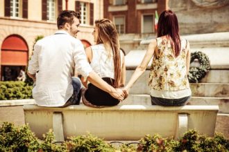 Απιστία: 10 πράγματα που κάνει ο σύντροφός σας και δείχνουν ότι μπορεί να σας απατά