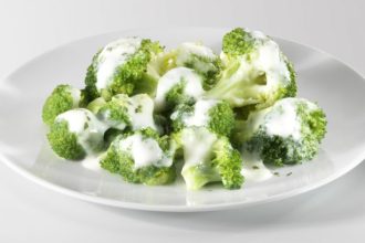 Μπρόκολο ψητό με σως γιαουρτιού