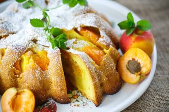 Αφράτο κέικ με φρέσκα βερίκοκα