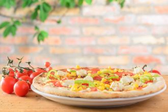 Πίτσα με καλαμπόκι και φέτα