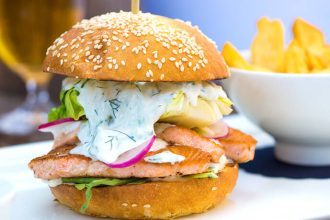 Σπιτικό μπέργκερ με σολομό