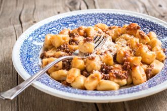 Νιόκι με σάλτσα μπολονέζ