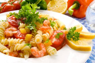 Σαλάτα ζυμαρικών με γαρίδες και άνηθο