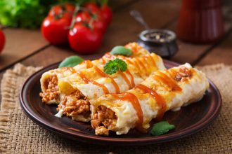 Κανελόνια με κιμά και πιπεριές