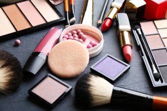 Πέντε καλλυντικά που δεν πρέπει να λείπουν από κανένα εορταστικό νεσεσέρ