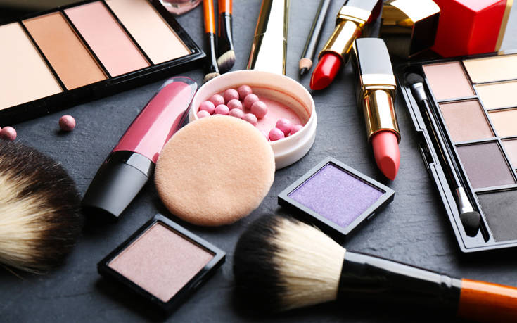 Πέντε καλλυντικά που δεν πρέπει να λείπουν από κανένα εορταστικό νεσεσέρ