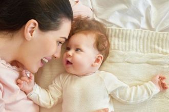 Πώς αναπτύσσονται οι αισθήσεις του μωρού σας όσο μεγαλώνει