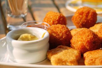 Τραγανές μπουκιές κοτόπουλου με σκόρδο