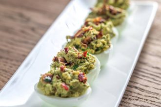 Αυγά γεμιστά με αβοκάντο και μπέικον